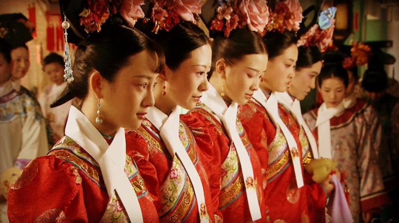 一个电影开头是清朝时代一群官员在紫禁城吃宴席,有一群宫女陪着,突然宫女们大开杀？(电影血滴子秘史是哪里拍摄的)
