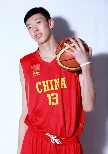中国男篮的周琦是大学生吗？(中国男篮周琦哪里人)