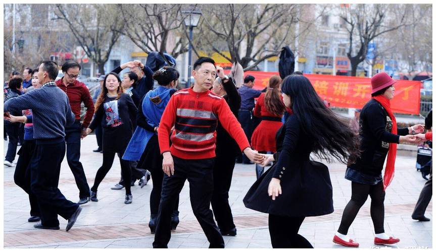 武汉光谷哪里有跳交谊舞的？(武汉哪里有广场舞教学视频)-图3