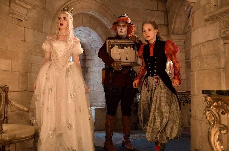 在《爱丽丝梦游仙境2》中饰演可美兰娜公主小时候的演员是谁？波达克第一季哪里看