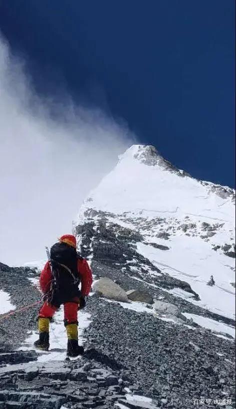 女人坐上珠穆朗玛峰上打一个女人生活用品？女人的峰是哪里