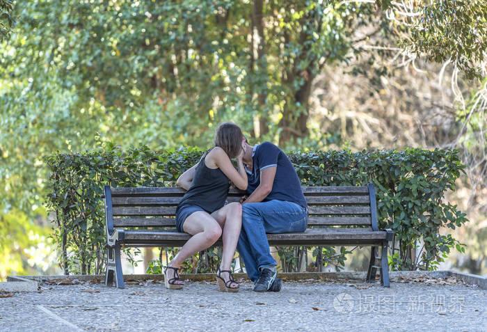 情侣在公园里亲吻奇怪吗？情侣在外面哪里接吻