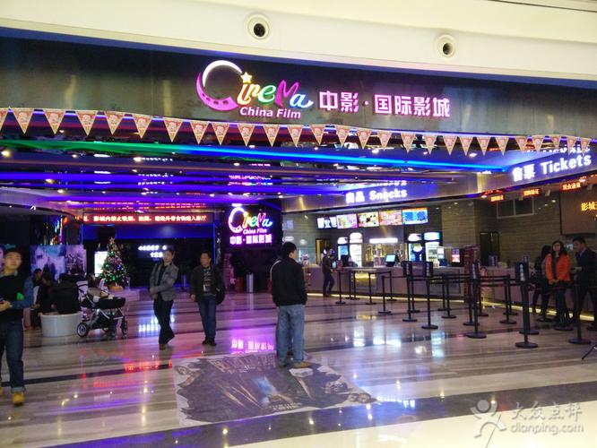 深圳华强北附近有哪个电影院呢？最近的，谢谢？龙华市场哪里有电影院