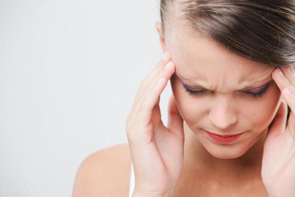 女性左边偏头疼是什么原因？为什么会偏头痛呢左边