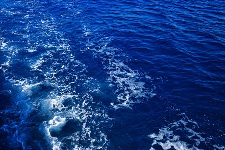 水是透明的，为什么大海却是蓝色的？大海为什么是蓝色的呢