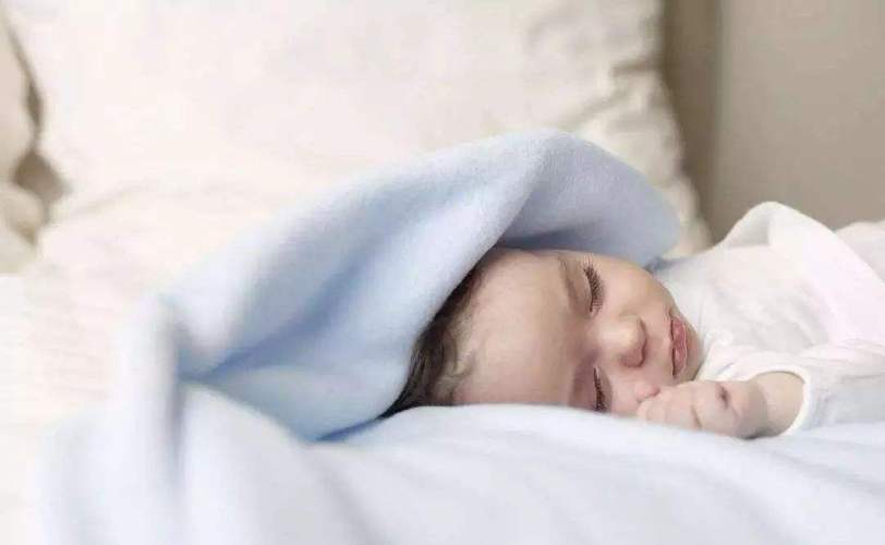 新生儿一直要喝奶不睡觉是为什么？新生儿为什么不睡觉呢