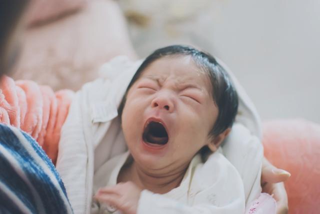 宝宝不爱哭闹正常吗？为什么不爱哭闹？婴儿一直哭是为什么呢