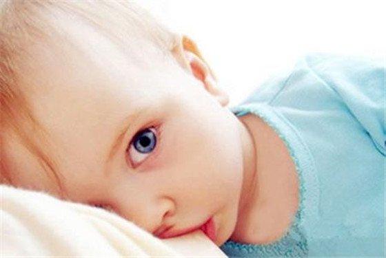 宝宝频繁吃奶不睡觉这到底是为什么呢？小孩一直吃奶不睡觉为什么呢