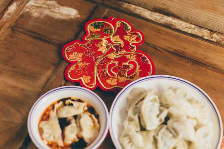 北方人在年夜饭时都要吃饺子,其象征意义是什么？过年为什么要吃饺子呢