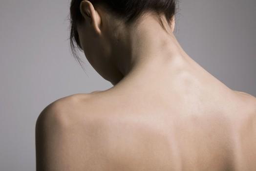 为什么女生有的人肩膀很粗宽有的人肩膀很窄？为什么女人肩膀痛呢呢-图3