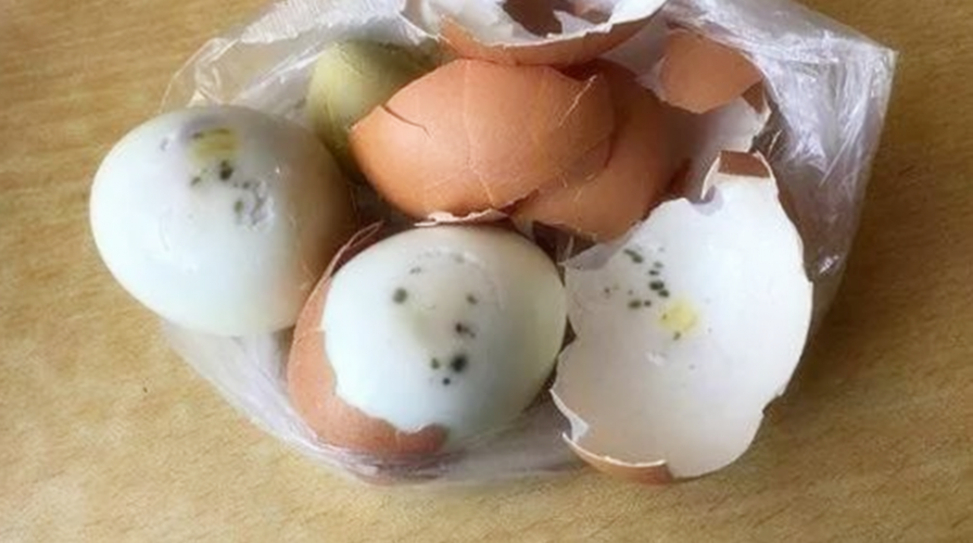 去市场买鸡蛋时发现有些鸡蛋外表粗糙,有颗粒,有些则好像被包裹过的痕迹.这是不是假的？为什么鸡蛋会有蛋黄呢呢-图3