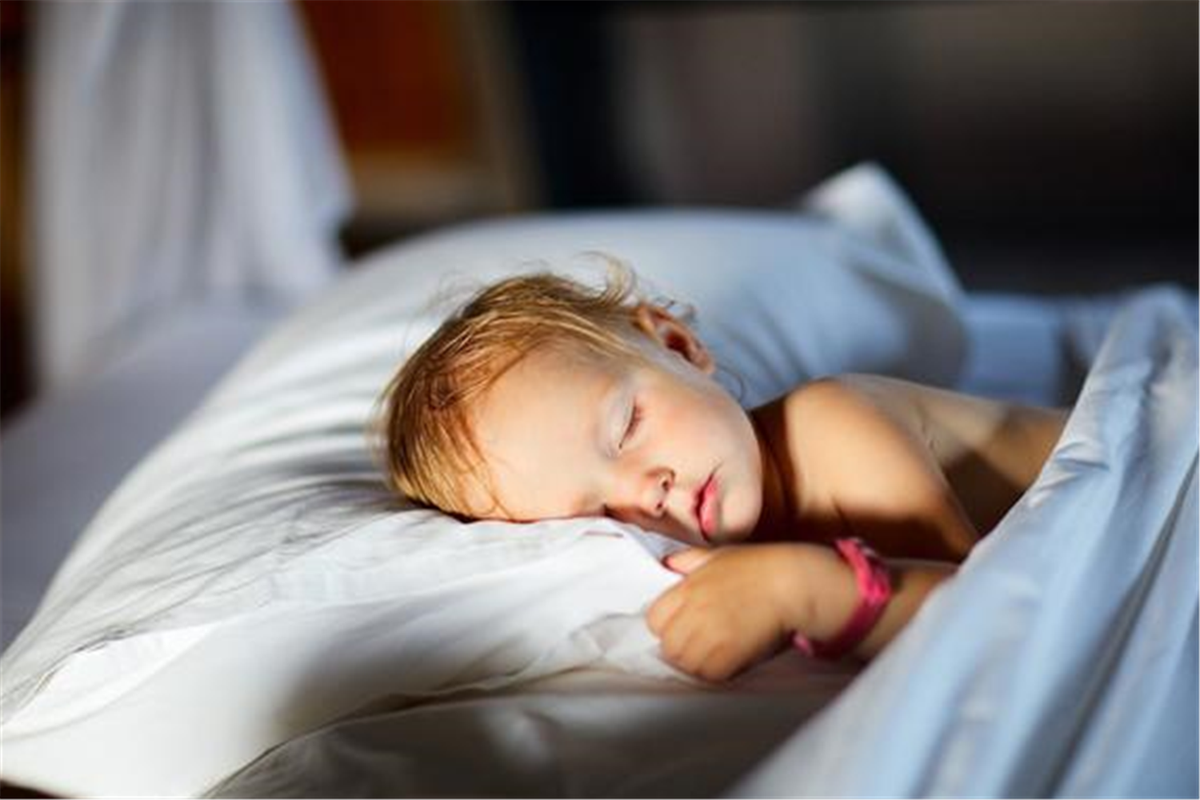 宝宝怎么很困就是不闭眼睡觉，怎么办？宝宝为什么老犯困呢呢