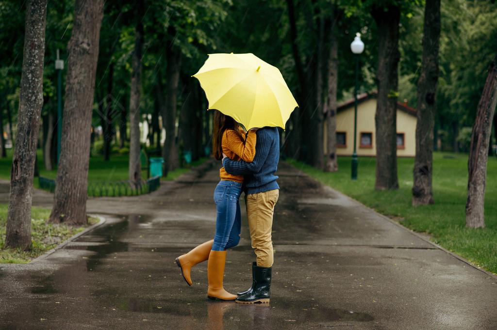 下雨天男女约会意味着什么？雨天约会是为什么呢呢