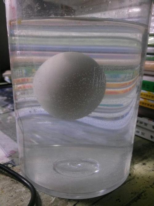 盐水为什么能让鸡蛋浮起来的原因？为什么鸡蛋会悬浮呢呢