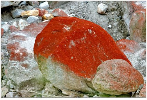 为什么有些岩石外表会产生些红色？花岗岩为什么会红呢