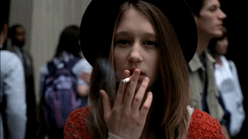 女孩子给我发一个悠闲的表情，就是带女脑子抽烟的那个，她是什么意思呢？抽烟为什么不累呢