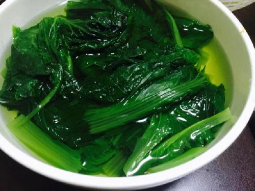 煮青菜为什么有些是绿色一些是黑？炒菜为什么发绿呢