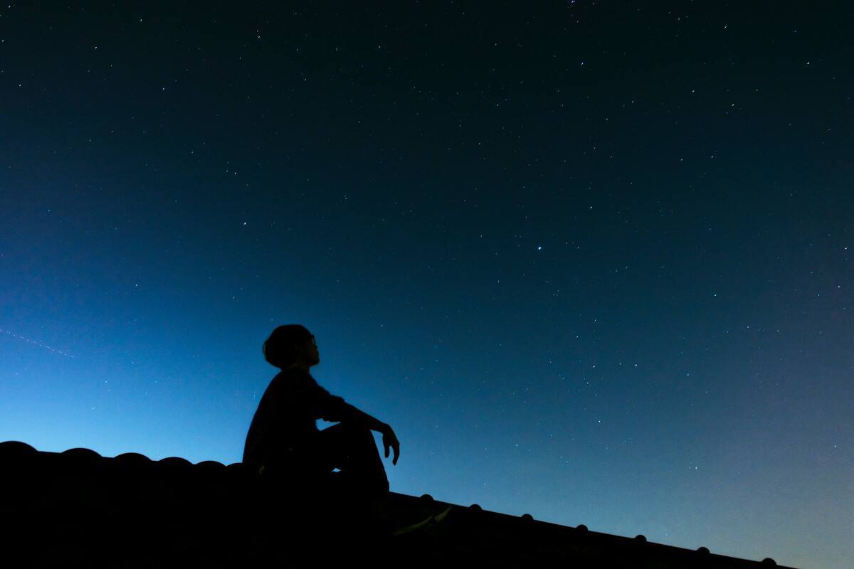 为什么会一个人仰望天空？为什么要仰望呢