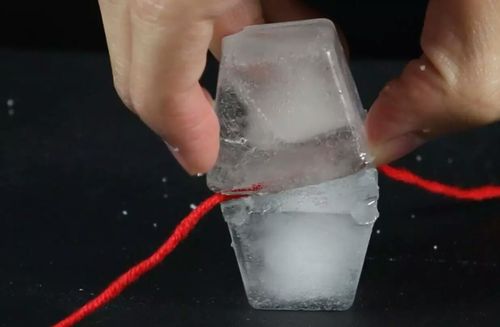 为什么撒上一点盐就能把两块冰牢牢地粘在一起？为什么会粘住呢