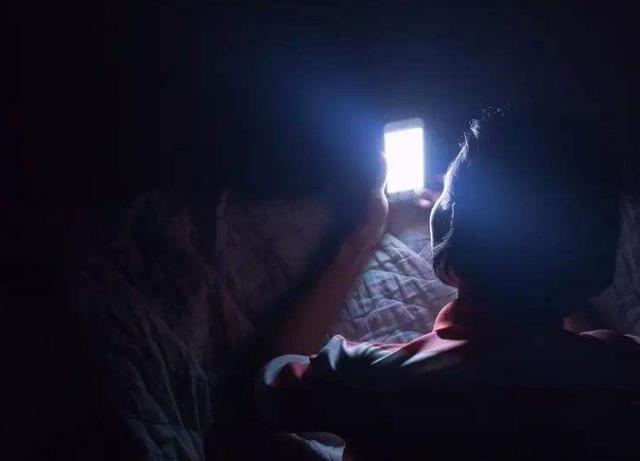 为什么晚上关灯玩手机会流眼泪？关灯为什么流泪呢