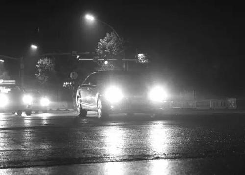 夜晚，在灯火通明的大路上行驶开示廓灯不就可以了吗，为什么还要开低灯呢？为什么还要开灯呢-图1