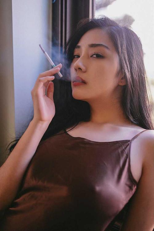一个女孩在你面前吸烟是什么意思？女生抽烟为什么呢