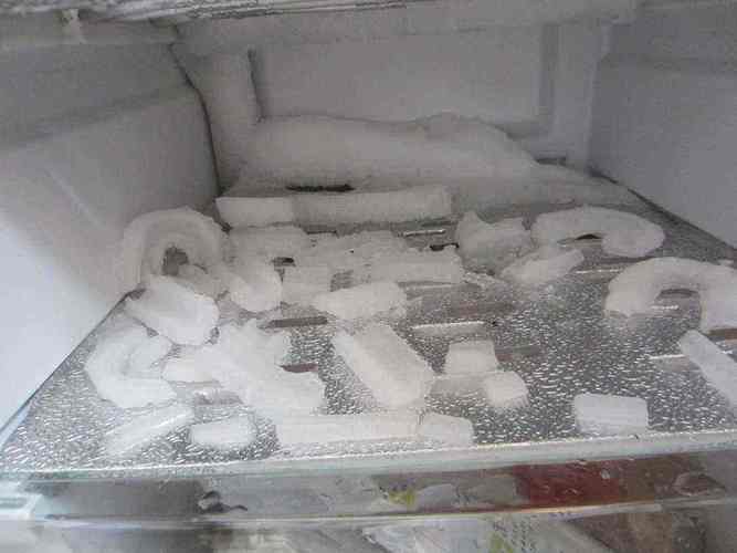 冰箱底下为什么会冻住？冰箱为什么底下不冻呢呢