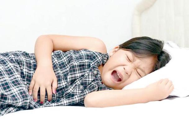 小孩呕吐肚子疼是怎么回事呢？幼儿为什么肚子疼呢呢