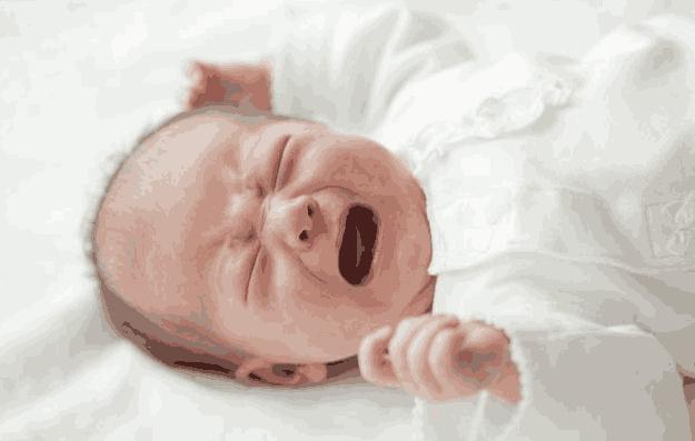 刚出生的宝宝吃一半奶就开始哭是怎么回事呢？为什么小孩出生都哭呢呢-图1