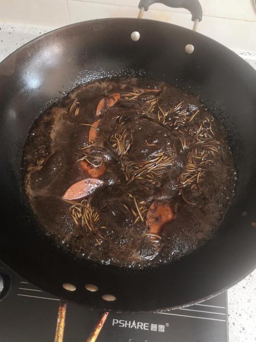 我用煮面桶熬的牛骨头汤，天天都熬为什么发酸了？煎的虾为什么酸呢呢