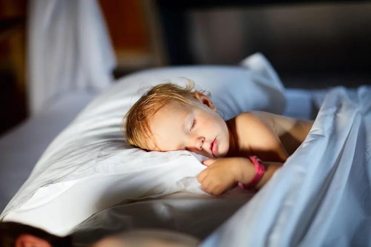 为什么婴儿侧睡比平躺睡得安稳？宝宝为什么会仰睡呢呢