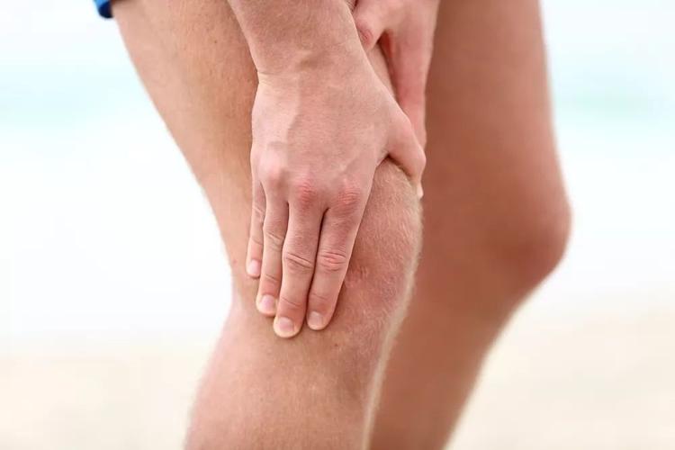 为什么久坐不动的人容易伤膝盖？膝盖为什么不动也疼呢呢