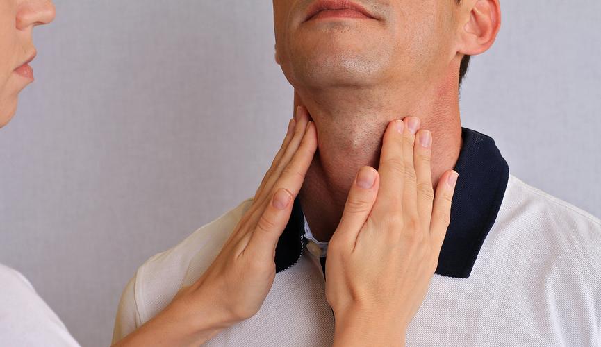 咽炎会引起脖子前面发紧，发硬吗？咽炎为什么会嗓子紧呢呢
