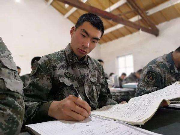 军校是不是很难考？为什么中国考军校难呢呢
