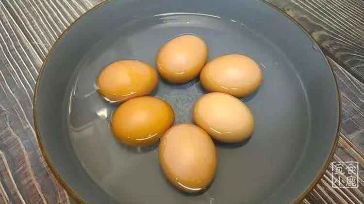 为什么煮鸡蛋要放点盐下去？吃鸡蛋为什么要煮熟呢呢-图3