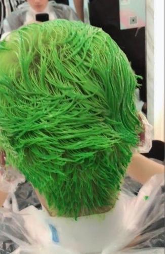 大鹏为什么染绿头发？为什么会染绿色头发呢呢