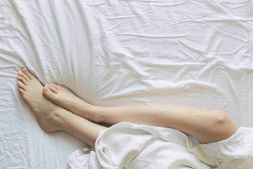 晚上睡觉胳膊腿疼是怎么回事？睡觉大腿痛是为什么呢呢