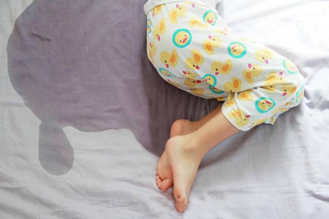 2岁的娃娃晚上睡觉穿尿不湿正常吗？为什么小娃娃会尿床呢呢