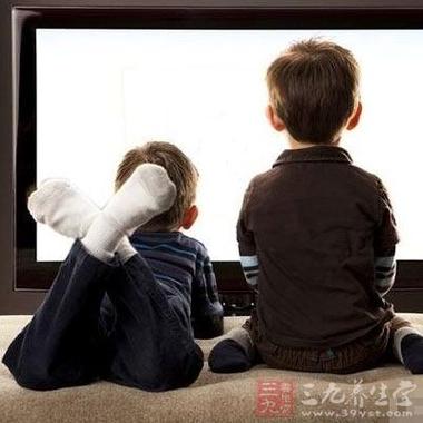 2岁半宝宝每天老爱看电视怎么办？为什么小孩呢看电视-图3