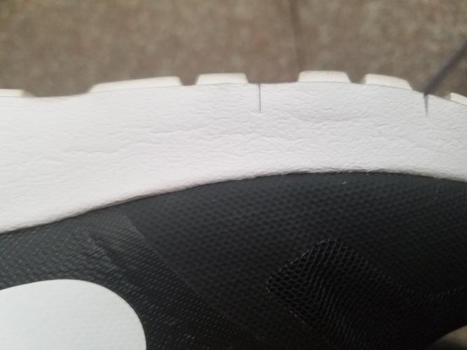 耐克有的鞋底为什么有少许的白点？那样的是真的鞋？鞋子为什么会有白点呢