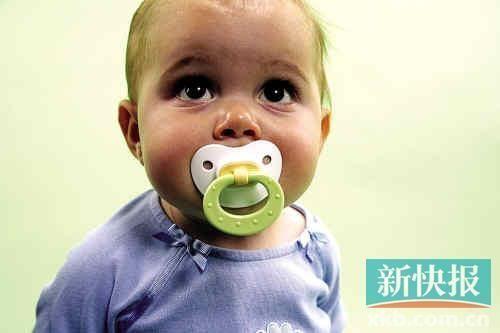 6个月宝吃奶使劲咬奶嘴，是怎么回事呢？为什么总爱咬奶嘴呢