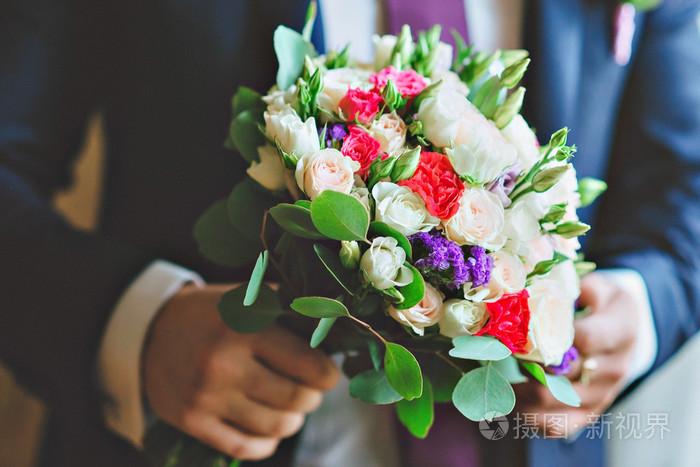 结婚给新郎带花是什么意思？为什么结婚要花束呢