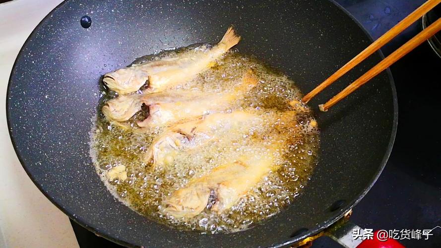 炸鱼粘锅是因为下了盐吗？炸鱼为什么粘锅呢