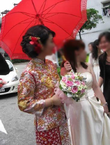 伴娘给新娘打伞是站在新娘的哪边？为什么进门要打伞呢-图2