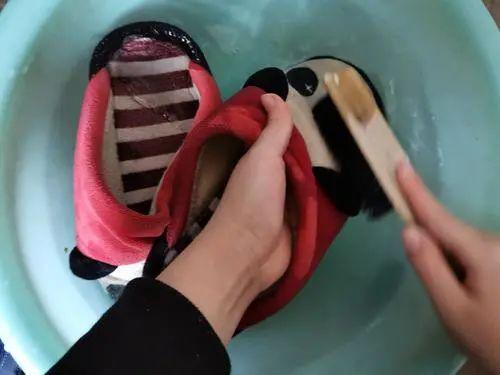 刚洗完澡澡，拖鞋总是湿的，该怎么办？为什么拖鞋会很湿呢