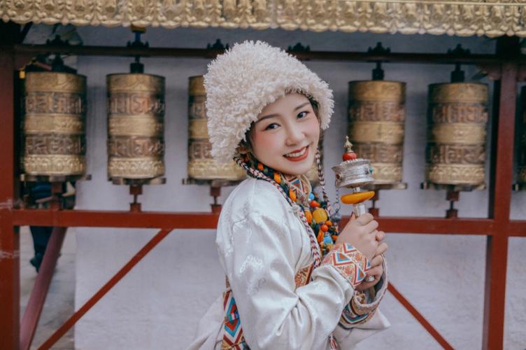 去西藏穿什么颜色的衣服拍照好看？拉萨为什么这么漂亮呢