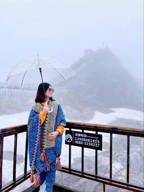 去天山的游客们为什么夏天也要穿挺厚的衣服，不下雨也要打伞？为什么白天要打伞呢-图2