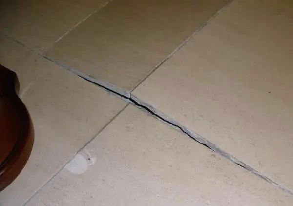 家里地板瓷砖爆开了怎么办？为什么家里总有坑洞呢-图2