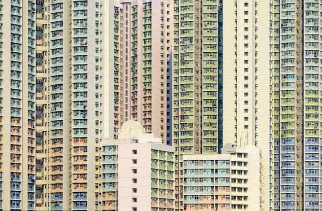 听说香港人住的都是四五十平方的小房子，是真的吗，那咋住？香港住宅为什么贵呢