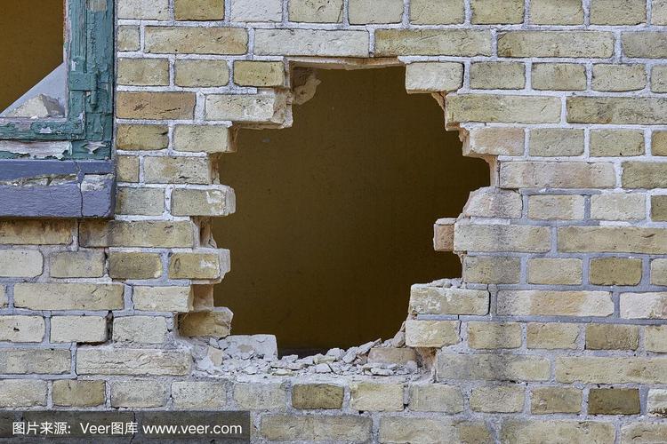 为什么以前的房子外墙都有洞洞？而且洞里还有砖头来着……是干什么用的？为什么房子要修复呢